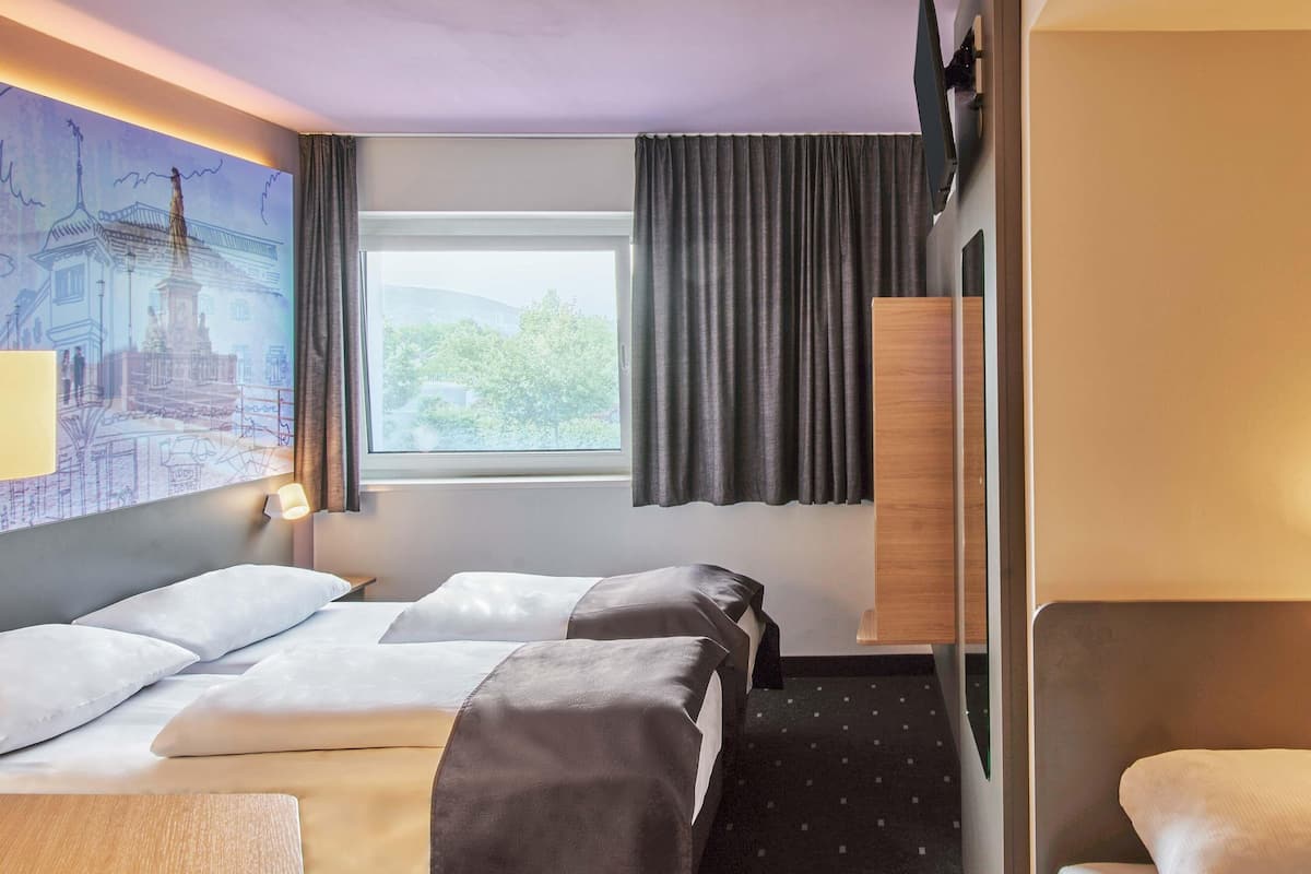 Triple Room | Desk, soundproofing, free WiFi, bed sheets