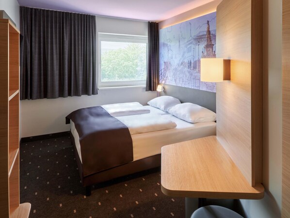 Desk, soundproofing, free WiFi, bed sheets