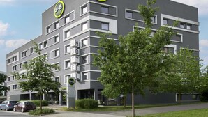 Un hotel B&B con diseño moderno, múltiples ventanas y una zona de recepción.