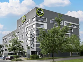 Um hotel tipo bed and breakfast com design moderno, várias janelas e uma área de recepção.