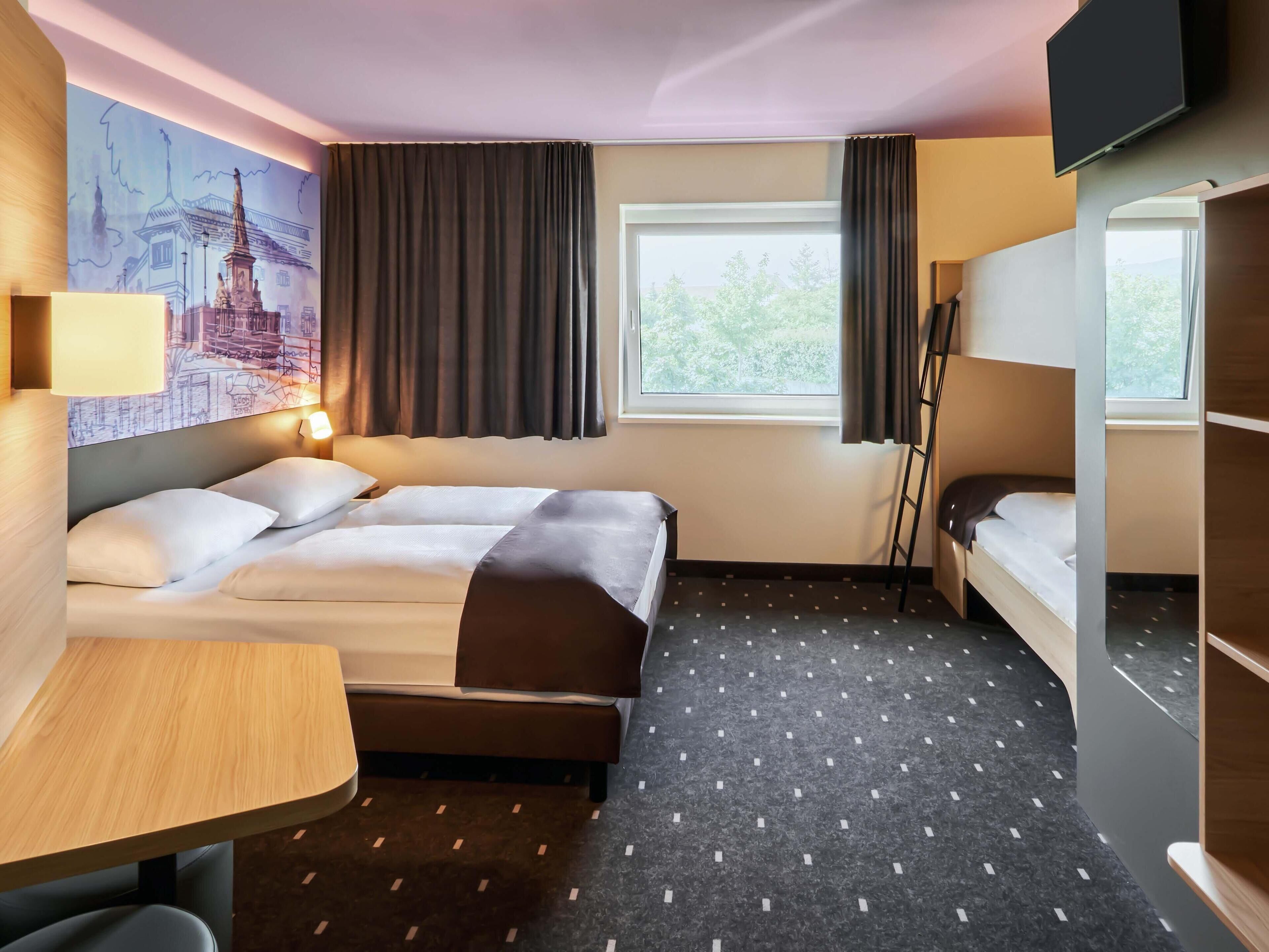 Quadruple Room | Desk, soundproofing, free WiFi, bed sheets