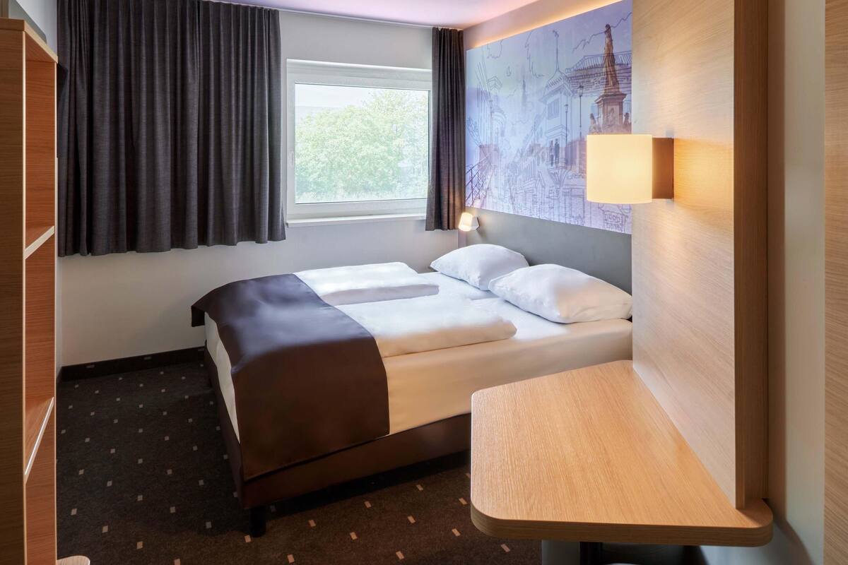 triple room | desk, soundproofing, free wifi, bed sheets