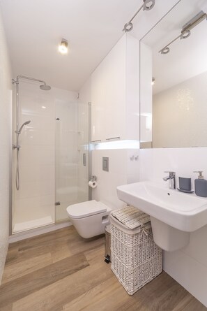 Appartement, 1 slaapkamer, balkon, langs het strand | Badkamer | Een douche, handdoeken