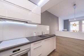 公寓, 1 间卧室, 阳台, 海滨 | 私人厨房 | 洗碗机、电热水壶、厨具/餐具、餐桌