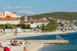 Beach - SINISA apt, beach 100 m, all rooms A/C, Seget Donji (Seget Donji)