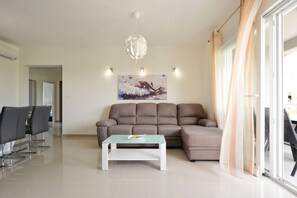 TV - SINISA apt, beach 100 m, all rooms A/C, Seget Donji (Seget Donji)