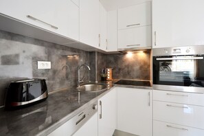 Fridge, microwave, oven, stovetop - SINISA apt, beach 100 m, all rooms A/C, Seget Donji (Seget Donji)