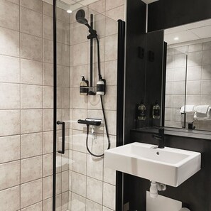 Camera doppia | Bagno | Doccia, pavimenti riscaldati, asciugamani