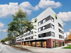 A modern hotel with a flat roof, multiple floors, and a prominent sign. - B&B Hotel Kaiserslautern (Kaiserslautern)