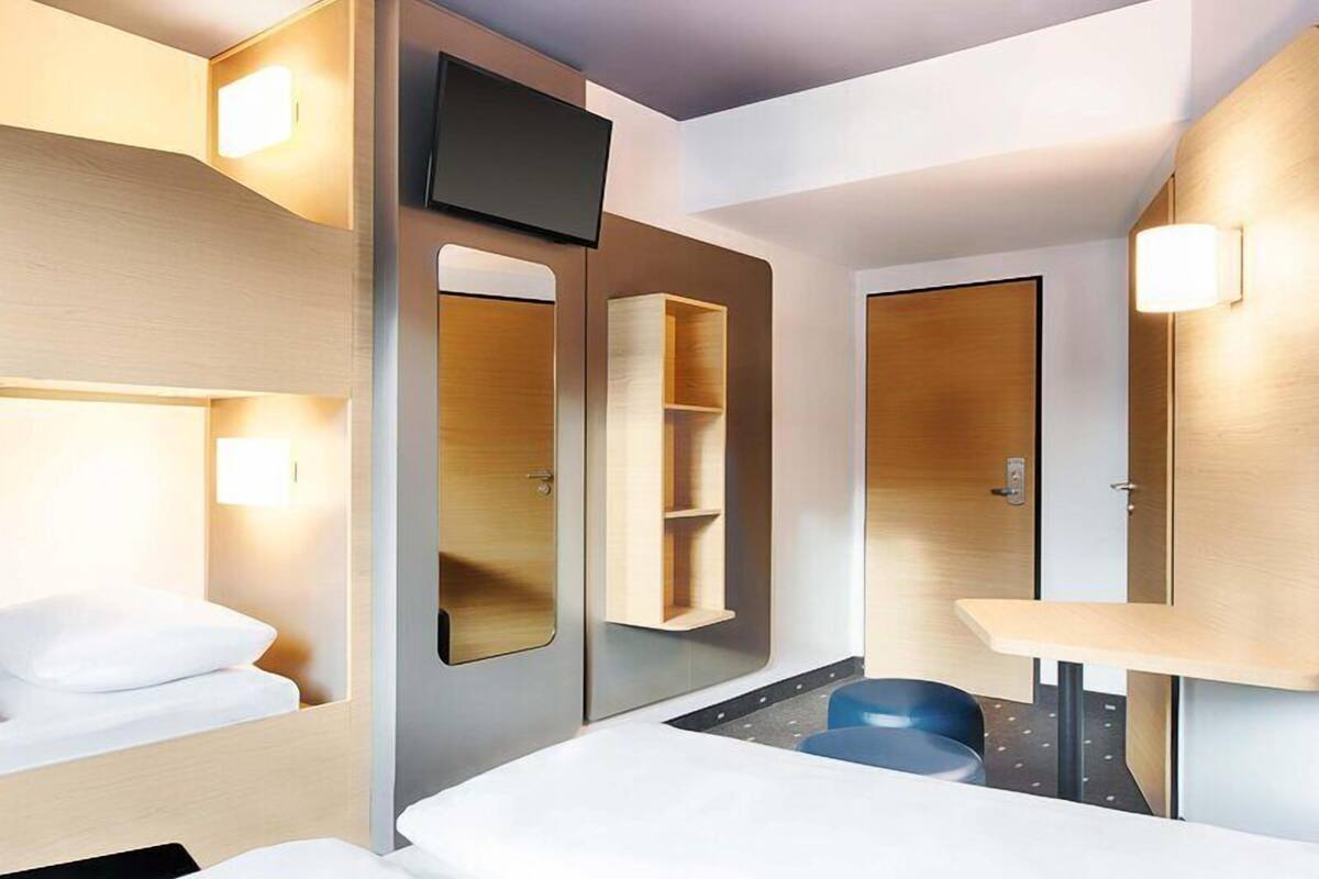 Vierbettzimmer | Schreibtisch, schallisolierte Zimmer, kostenloses WLAN, Bettwäsche