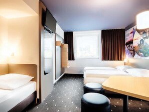 Triple Room | Desk, soundproofing, free WiFi, bed sheets - B&B Hotel Kaiserslautern (Kaiserslautern)