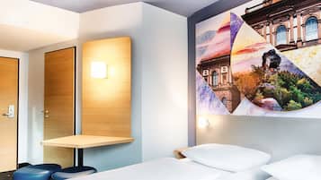 Desk, soundproofing, free WiFi, bed sheets