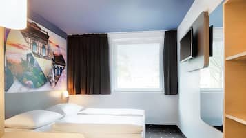 Desk, soundproofing, free WiFi, bed sheets