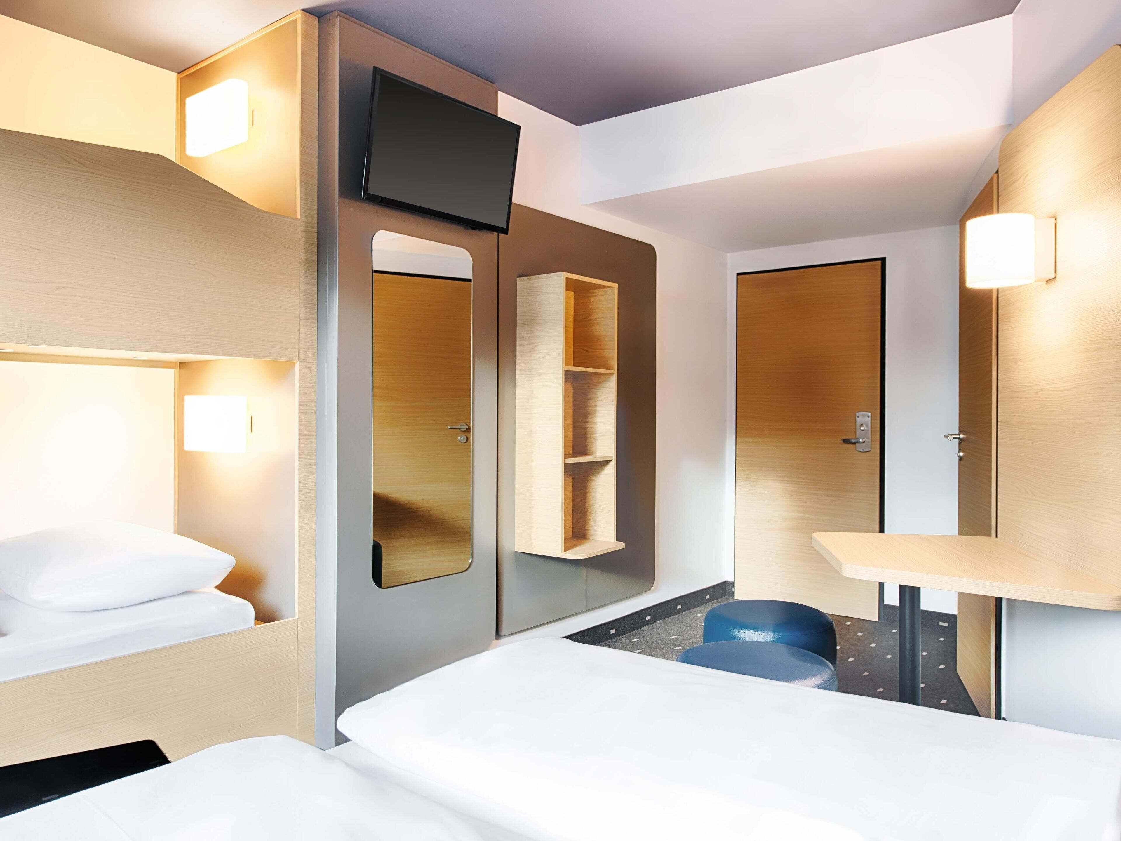 Habitación cuádruple | Escritorio, insonorización, wifi gratis y ropa de cama 