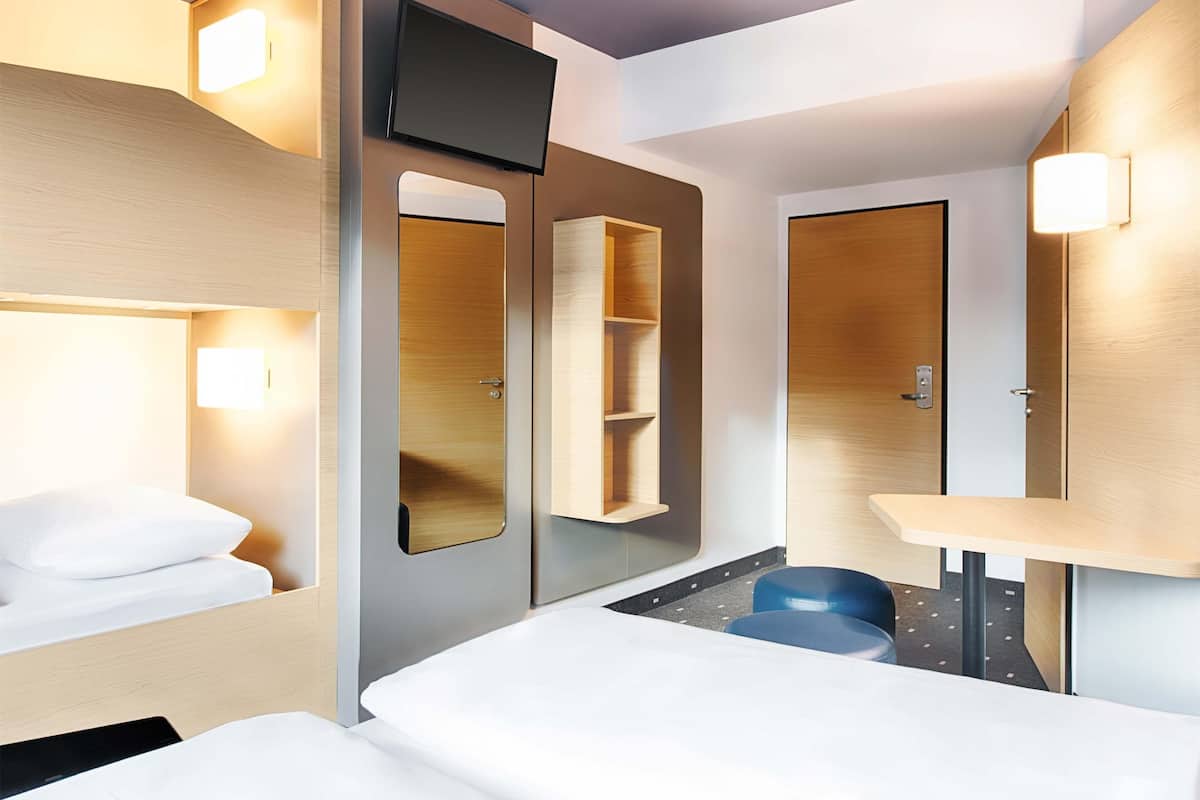 FyrbÀddsrum | Skrivbord, ljudisolering, gratis wi-fi och sÀngklÀder