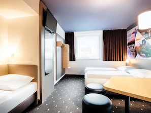 Triple Room | Desk, soundproofing, free WiFi, bed sheets