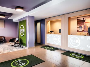 Shower, hair dryer, towels - B&B Hotel Kaiserslautern (Kaiserslautern)