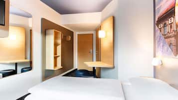 Desk, soundproofing, free WiFi, bed sheets