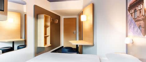 Desk, soundproofing, free WiFi, bed sheets