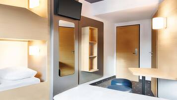 Escritorio, insonorización, wifi gratis y ropa de cama