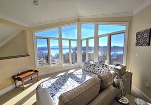 Smart TV, fireplace, DVD player, books - Peaceful Retreat - Lake & Mountain Views - Private Pool (Dandridge)