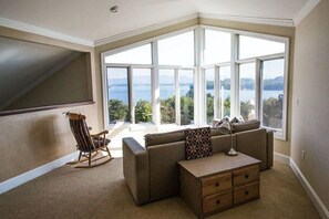 Een smart-tv, een open haard, een dvd-speler en boeken