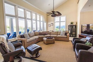 Smart TV, fireplace, DVD player, books - Peaceful Retreat - Lake & Mountain Views - Private Pool (Dandridge)