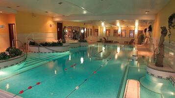 Una piscina techada, una piscina al aire libre