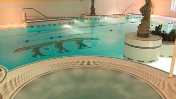 Una piscina techada, una piscina al aire libre