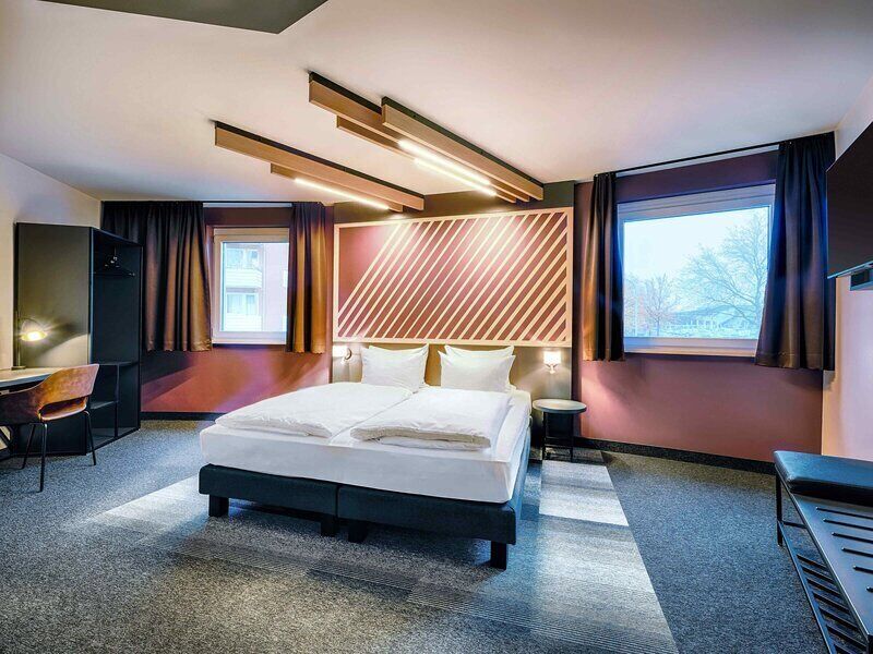 Premium bedding, desk, soundproofing, free WiFi