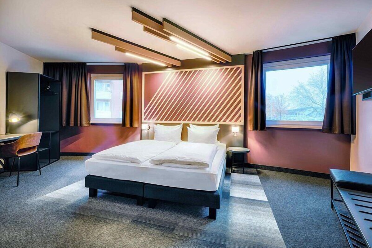 Premium bedding, desk, soundproofing, free WiFi