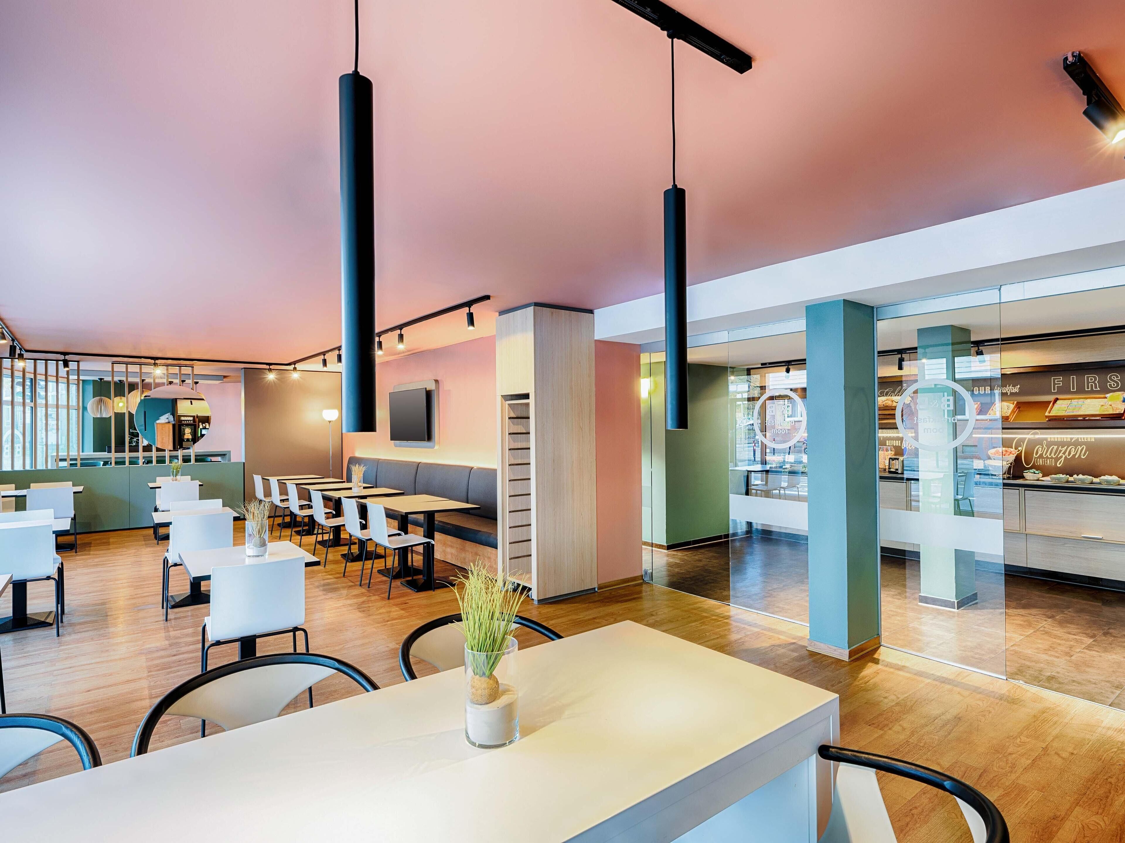 Hochwertige Bettwaren, Schreibtisch, schallisolierte Zimmer