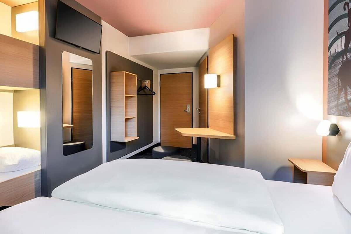 Quadruple Room | Premium bedding, desk, soundproofing, free WiFi