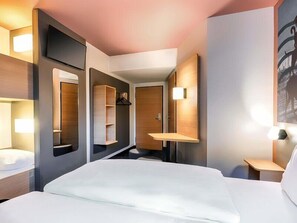 Quadruple Room | Premium bedding, desk, soundproofing, free WiFi - B&B Hotel Bremen-City (Bremen)