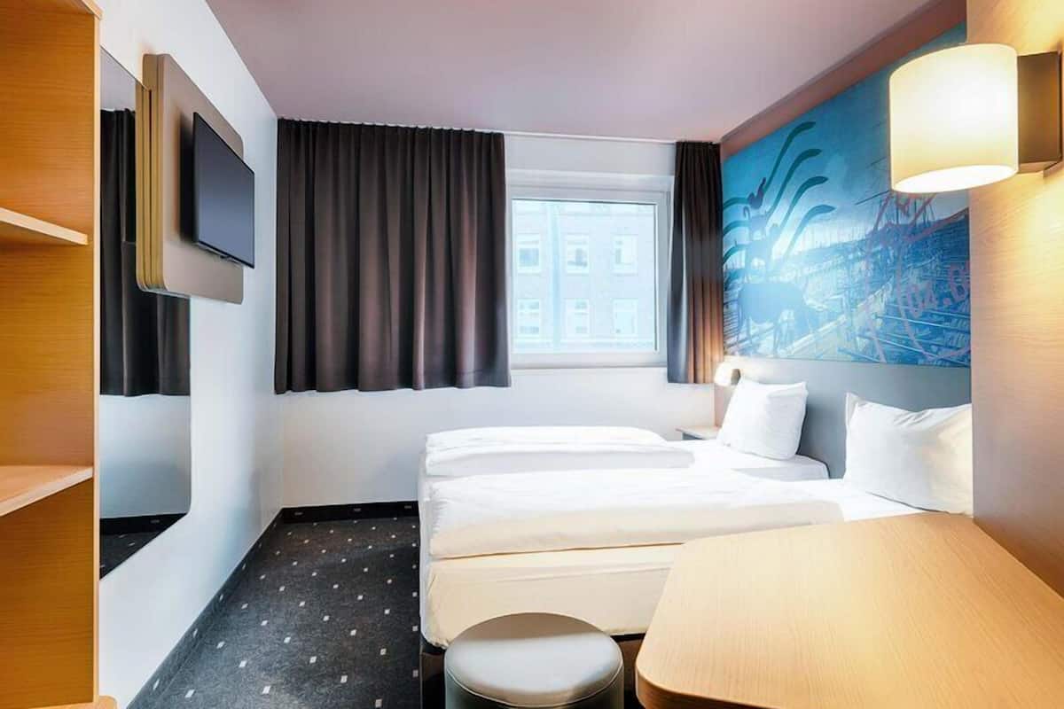 Twin Room | Premium bedding, desk, soundproofing, free WiFi