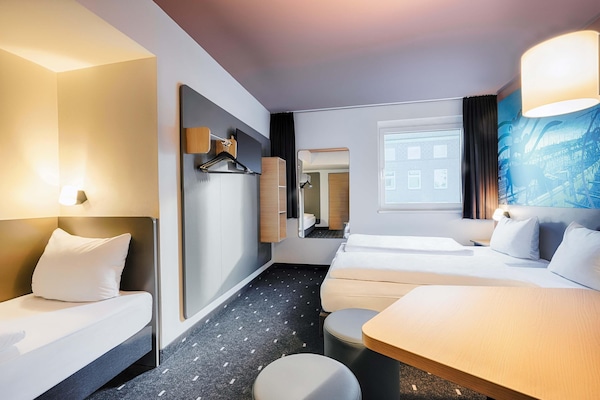 Hochwertige Bettwaren, Schreibtisch, schallisolierte Zimmer