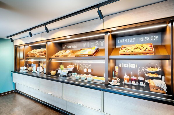 Tägliches Frühstücksbuffet (13.9 EUR pro Person)