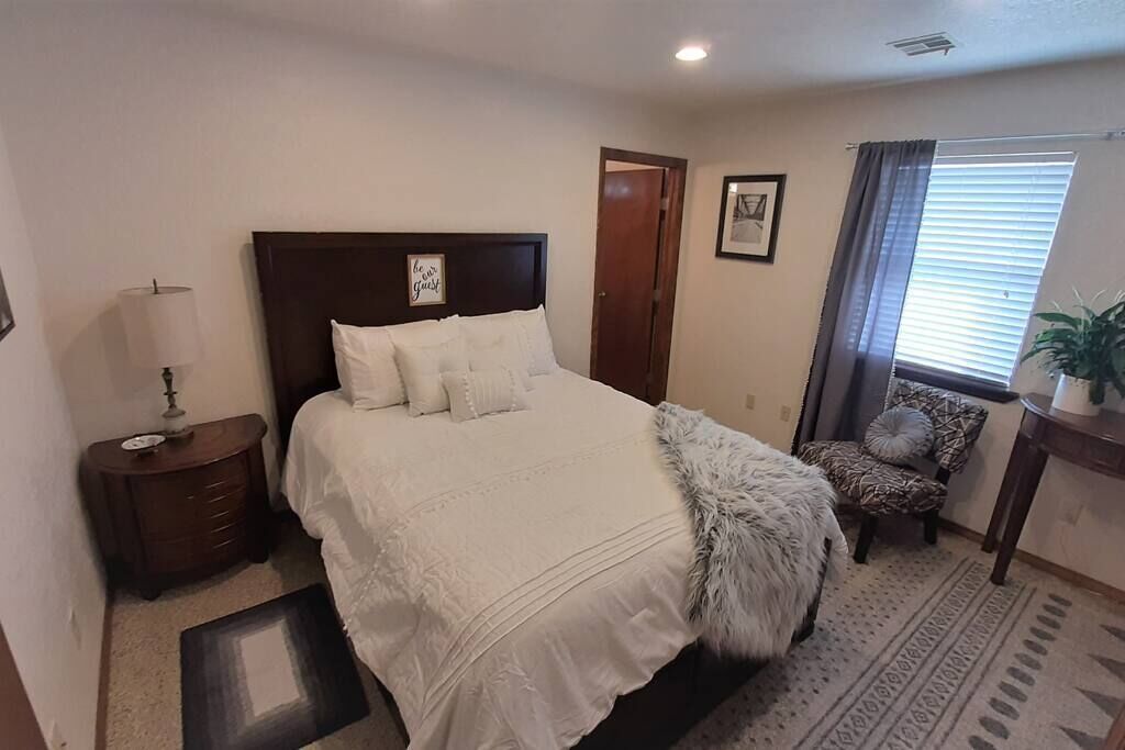 [NE 5th A] Private Bedroom Suite shared Communal House-OUHSB, 2 blocks from the OUHSC Medical comple