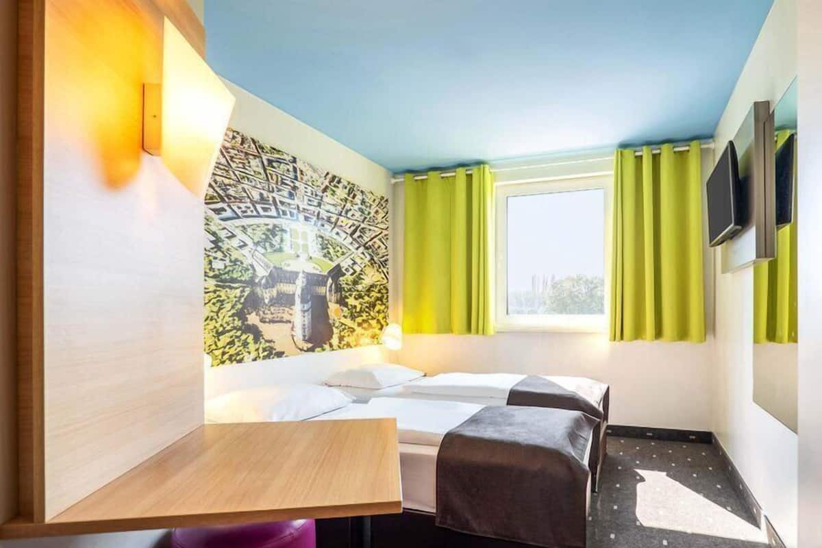 Zweibettzimmer | Hochwertige Bettwaren, Schreibtisch, schallisolierte Zimmer