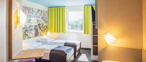 Habitación triple | Ropa de cama de alta calidad, escritorio, insonorización y wifi gratis