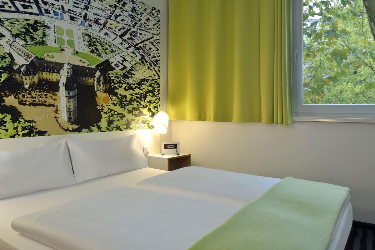 Hochwertige Bettwaren, Schreibtisch, schallisolierte Zimmer
