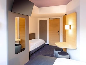 Driepersoonskamer | 1 slaapkamer, luxe beddengoed, een bureau, geluiddichte muren