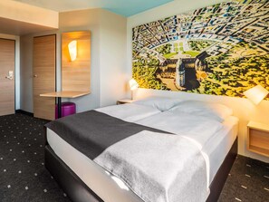 Hochwertige Bettwaren, Schreibtisch, schallisolierte Zimmer