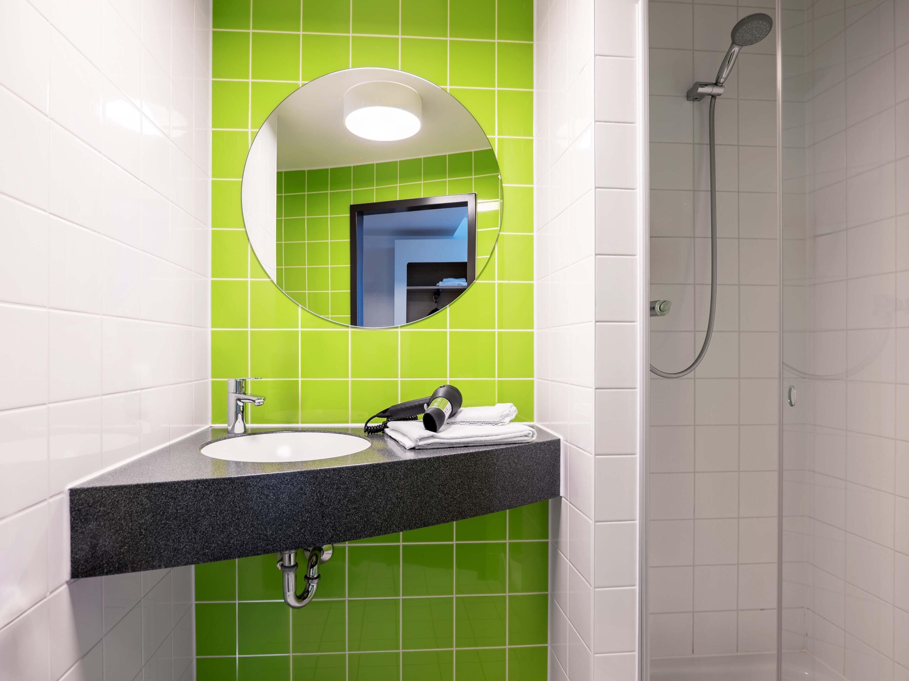 Hochwertige Bettwaren, Schreibtisch, schallisolierte Zimmer