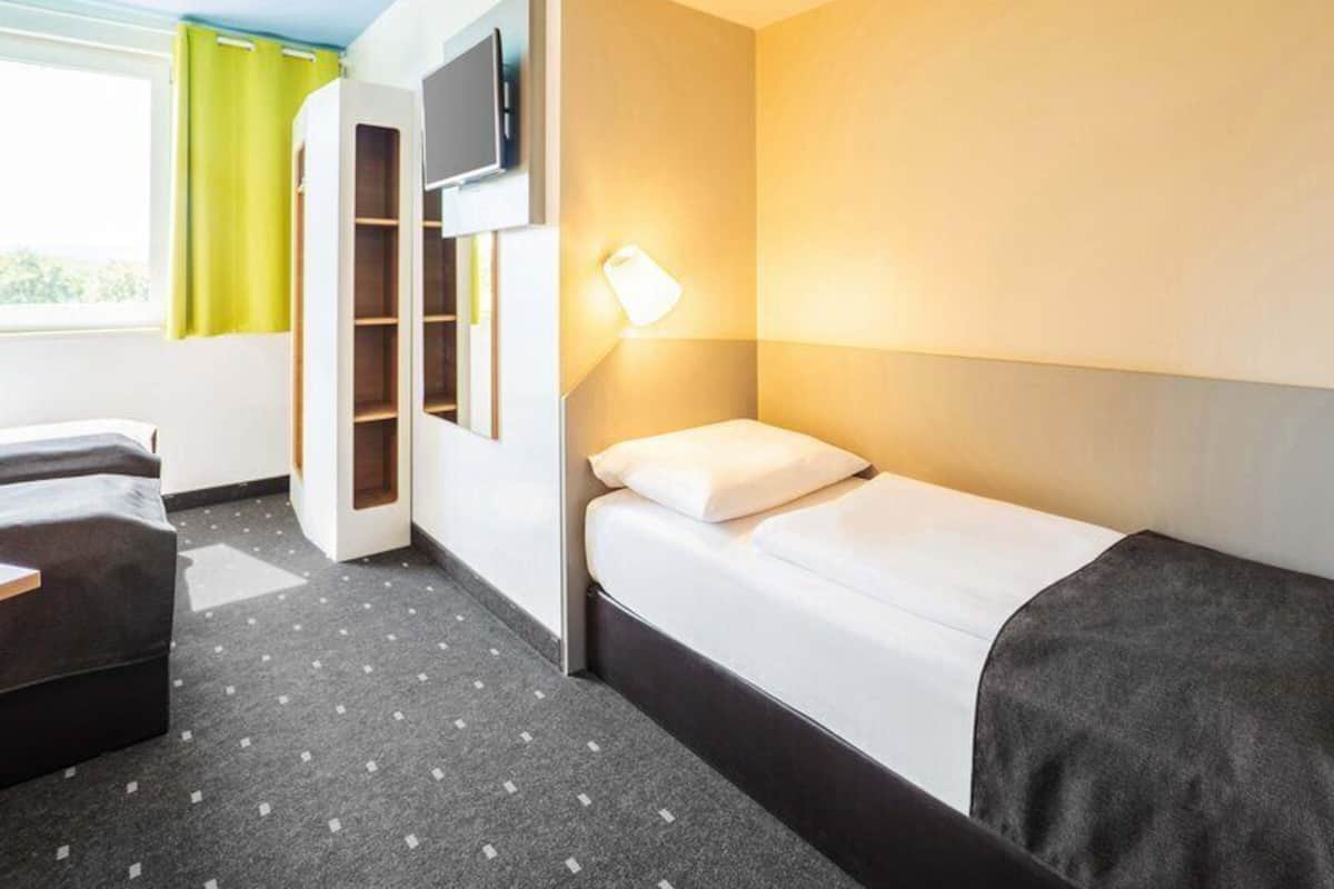 Dreibettzimmer | Hochwertige Bettwaren, Schreibtisch, schallisolierte Zimmer