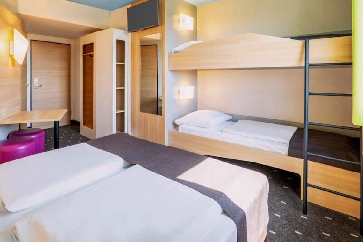 Vierbettzimmer | Hochwertige Bettwaren, Schreibtisch, schallisolierte Zimmer