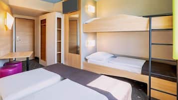 Habitación cuádruple | Ropa de cama de alta calidad, escritorio, sistema de insonorización