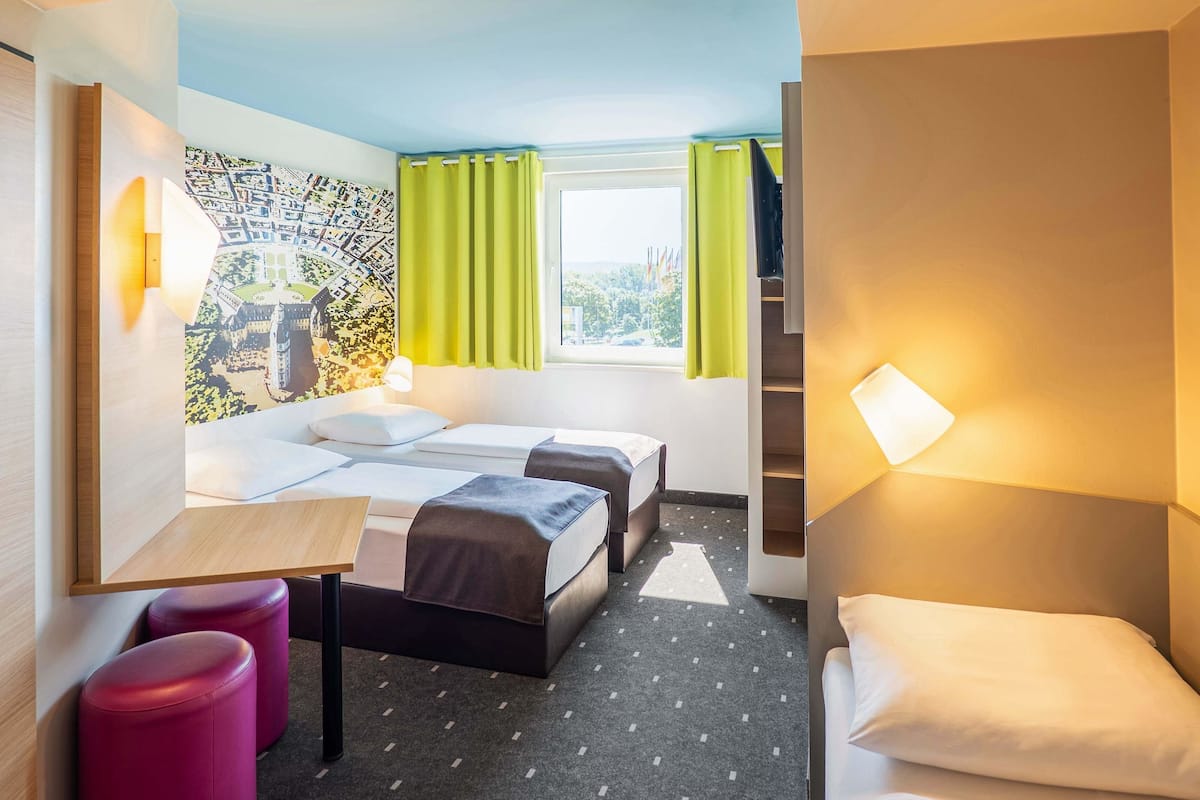 三人房 | 高級寢具、書桌、隔音、免費 Wi-Fi