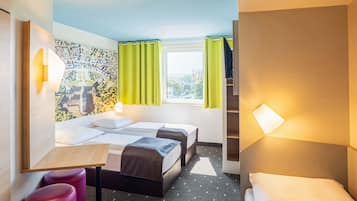 Dreibettzimmer | Hochwertige Bettwaren, Schreibtisch, schallisolierte Zimmer