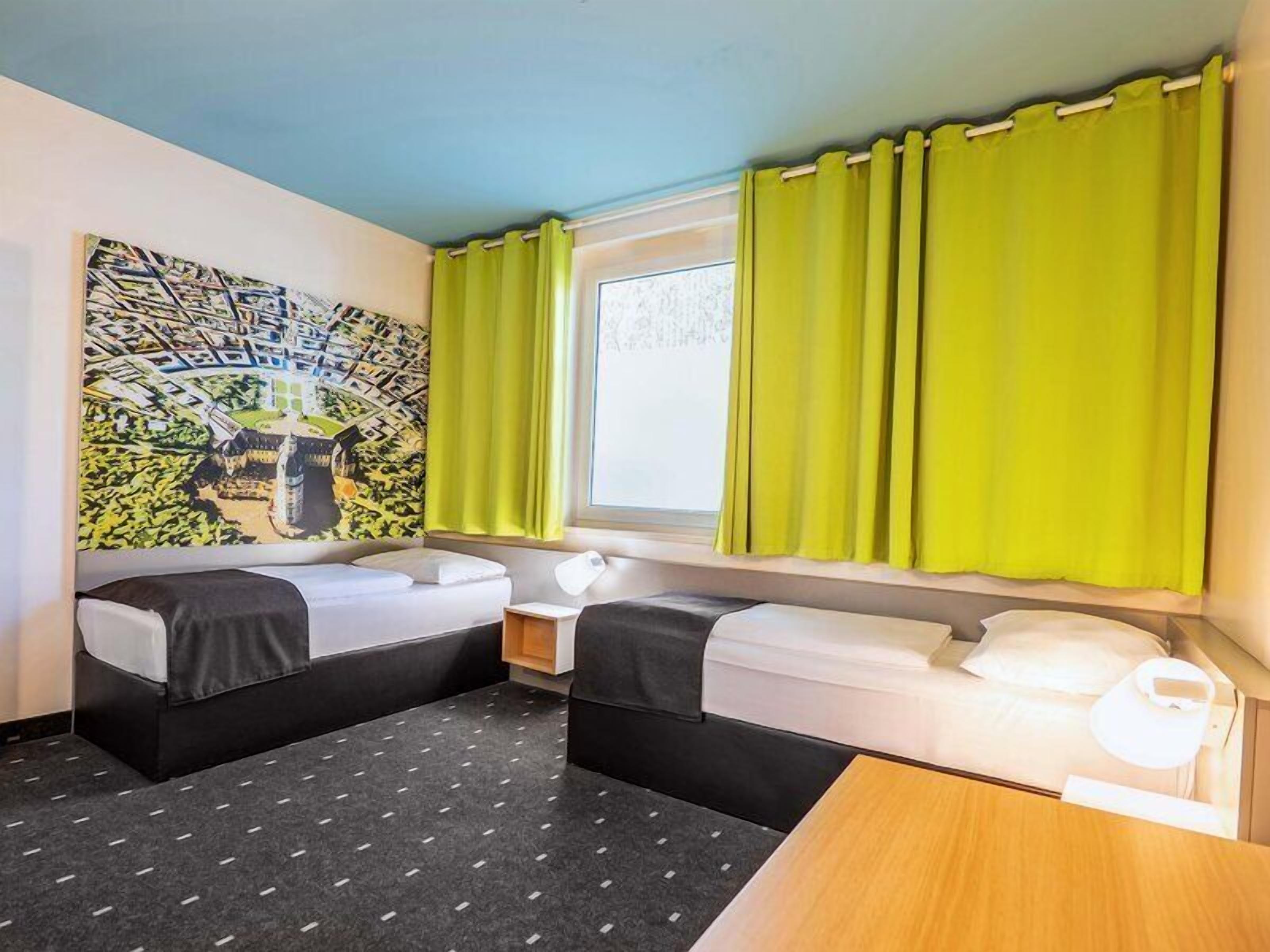 Hochwertige Bettwaren, Schreibtisch, schallisolierte Zimmer